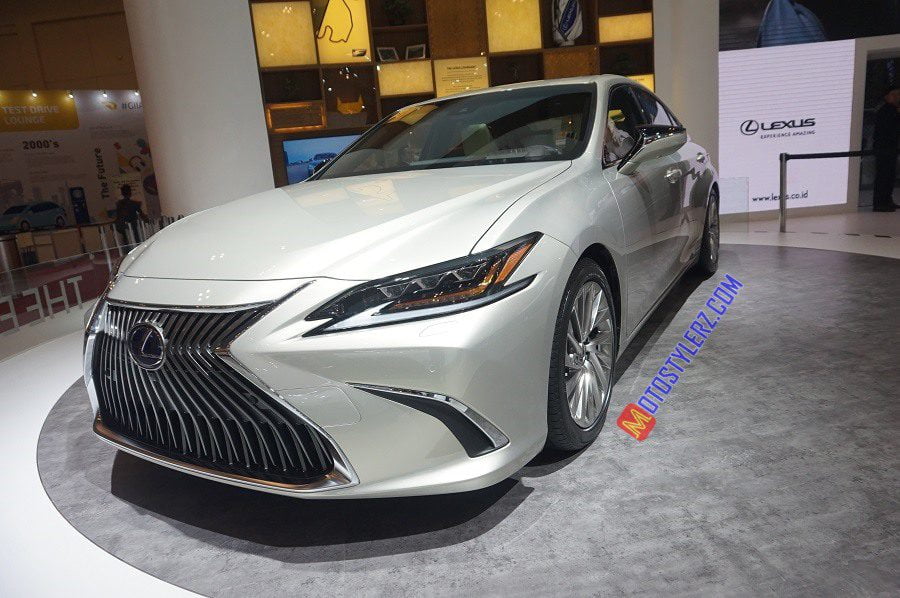 Lexus ES-Ditunjang Mesin Hybrid Electric Vehicle