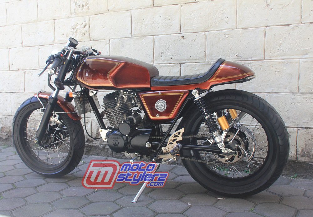 Modifikasi Tiger-Macho Dipermak Cafe Racer
