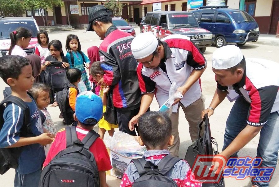 Aksi Berbagi Alat Tulis-Disambut Siswa SDN Kunjir Lampung Selatan