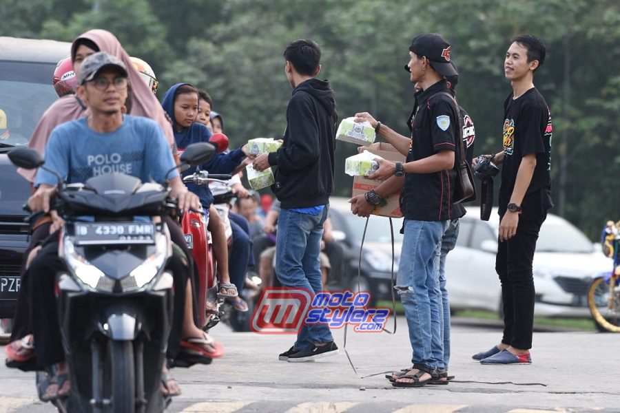 Aksi Bagi Ta'jil-Bagikan 200 Paket Snack & Makanan