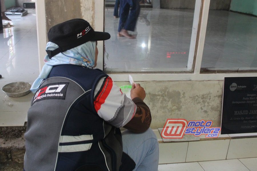 Aksi Bersih Masjid-Kompak Dilakoni Rombongan PCX Charity Ride