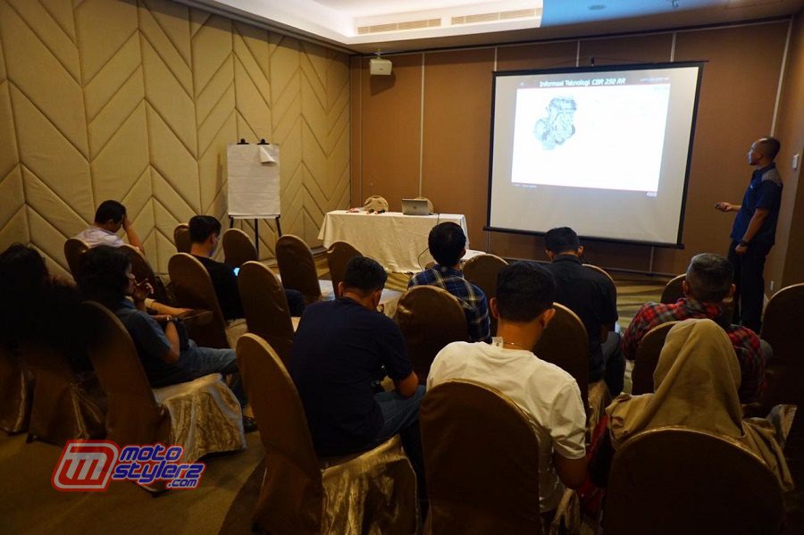 Pengenalan Product Knowledge Honda CBR250RR oleh Agung Sugihono (Instruktur Technical Training DAM)