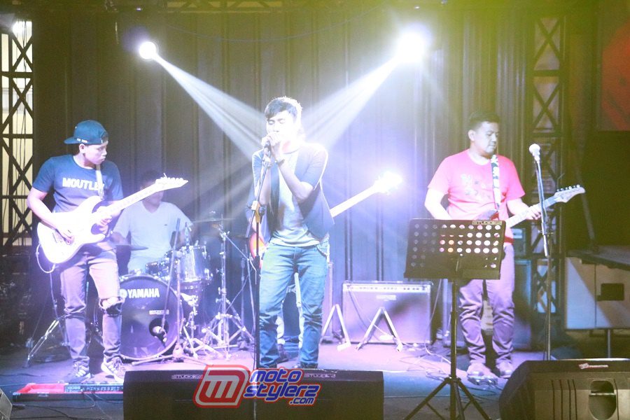Band Perform-Manjakan Malming Seru Di Kampus Unigal