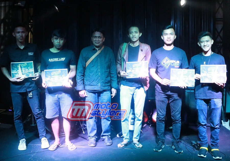Peraih Best Of Modify-Diserahkan Oleh Agus Nurul Syam (Wakil Dekan 3 Fisip Unigal)