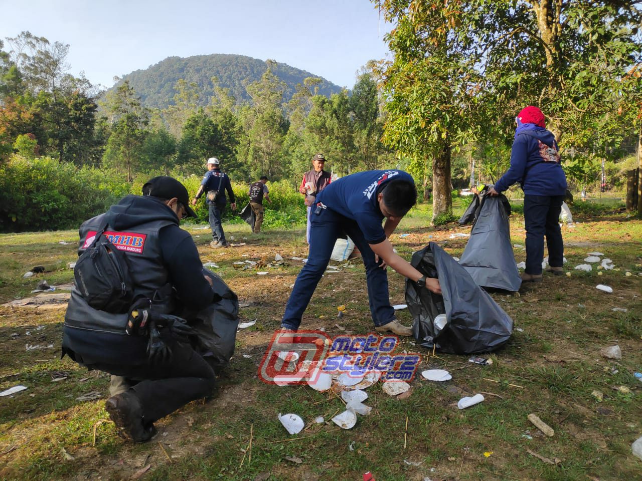 Aksi Pungut Sampah-Bukti Peserta Peduli Lingkungan