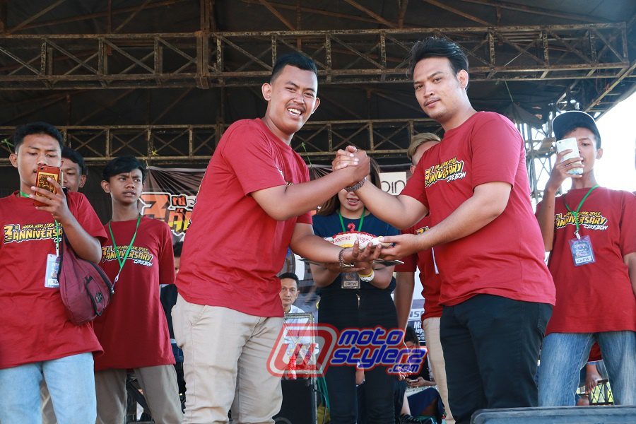 Momen Potong Kue-Bukti Solid Bertambahnya Usia WWLS Zone Cirebon