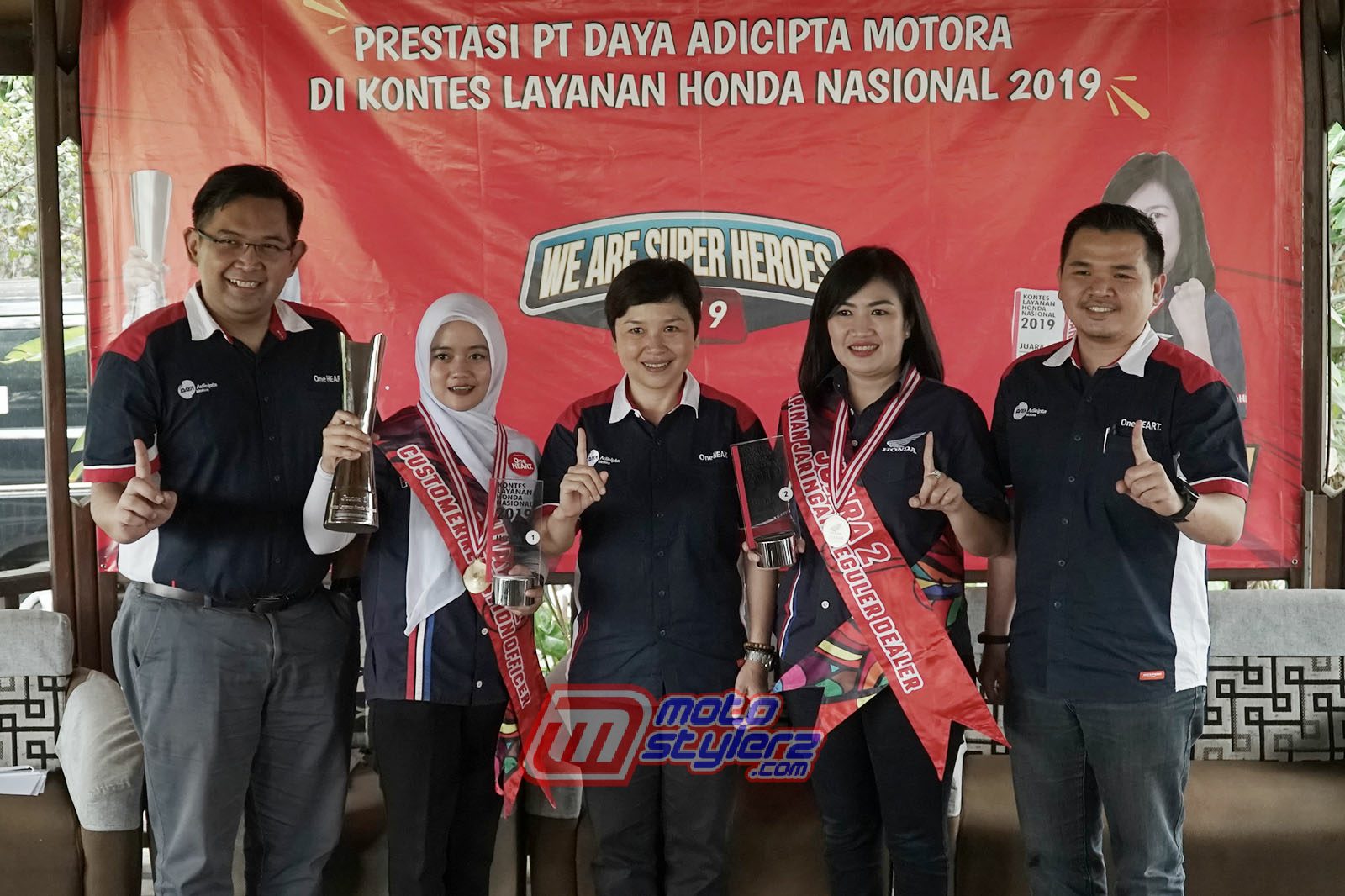 Pemenang KLHN 2019 Deby Oktaviani (dealer Bintang Motor Jaya Cirebon & Yorina Sanjaya ( AHASS Cahaya Sakti Motor Karawang) Ditemani Jajaran manajemen PT DAM