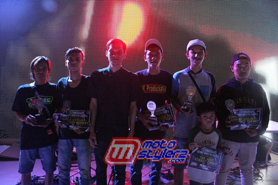 Awards Special-Diserahkan Perwakilan Management Roof Top By Rain