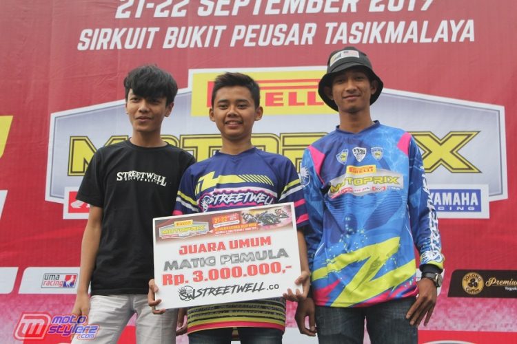 Fillah Andika (Kiri)-Ceremonial Hadiah JU Matic Pemula