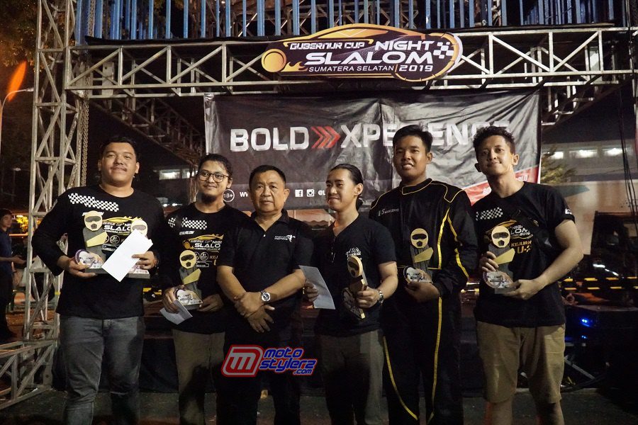 Juara U-23 Prov Sumsel Bersama Herlan Asfiudin (Ketua PHRI Sumsel & Staf Khusus Walikota Bidang Pariwisata dan Budaya)