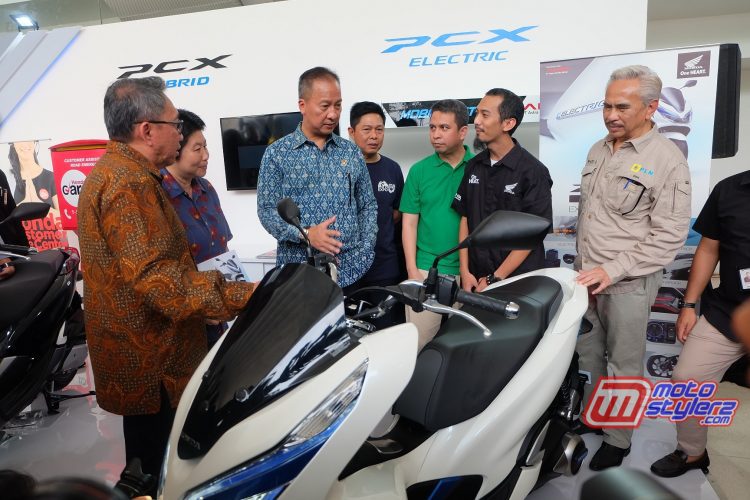 GM Overseas Business Division AHM, Kurniawati Slamet (tengah) menjelaskan PCX Electric kepada Menteri Perindustrian, Agus Gumiwang Kartasasmita (Kanan tengah) dan Dirjen Industri Logam