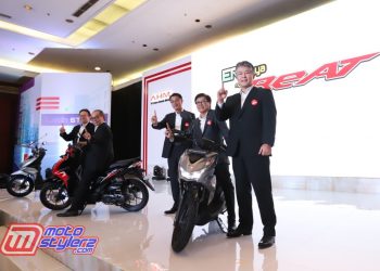 Marketing Director AHM Thomas Wijaya, President Director AHM Toshiyuki Inuma, Executive Director of Asian Honda Motor Co., Ltd. Atsushi Ogata (tengah), Executive Vice President Director AHM Johannes Loman dan Marketing Director AHM Mutsuo Usui mempernalkan All New Honda BeAT dan All New Honda BeAT Street di JIEXPO Kemayoran, Jakarta (16/01)