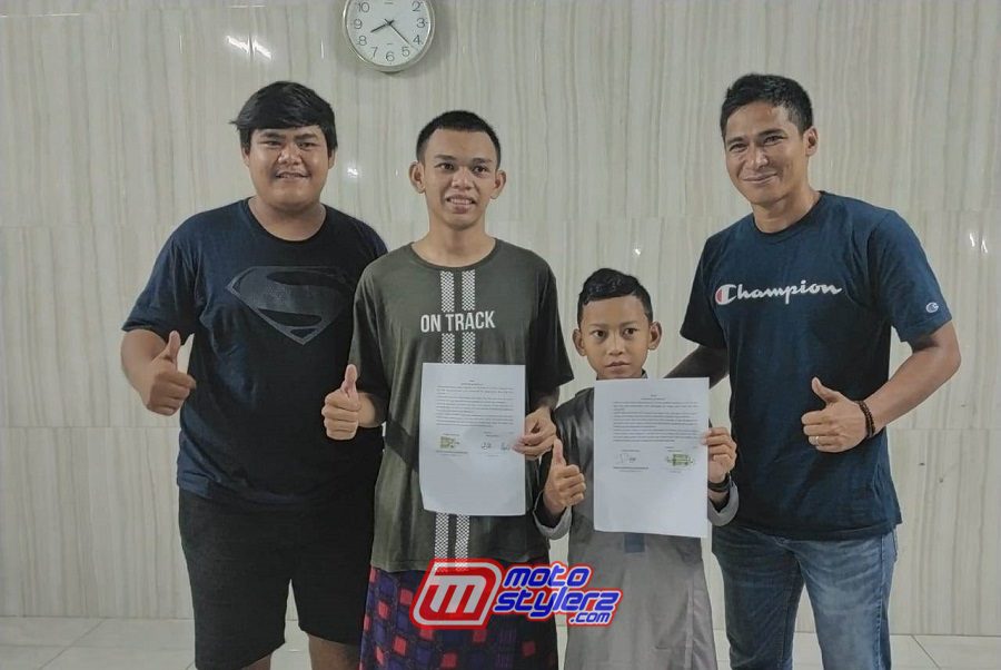 H. Rivky Rahmatullah, Alfi Husni, Chessy Meilandri & H. Redi Setiawan-Sesaat Setelah Penandatanganan Kontrak Pembalap