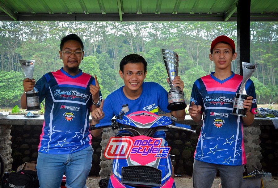 M. Akbar Didampingi Owner tim Azmi (Kiri) & Hilman Dari Feze Racing