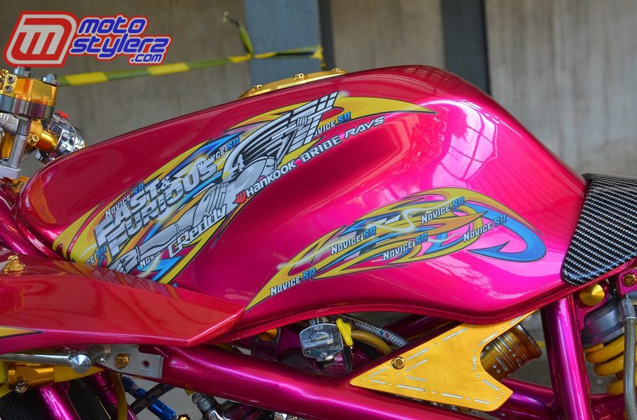Tangki-Dilebur Pink Colour, Dimantabkan Sticker by D3 Custom Stripping