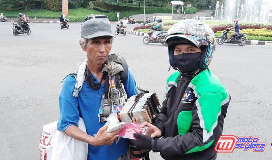 Irvan Pratama (Kordinator Aksi)-Saat Penyerahan Kepada Pedagang Asongan