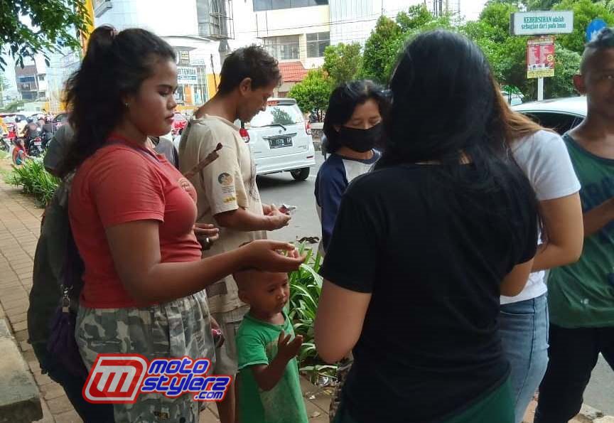 Perempuan & Anak Anak-Turut Menjadi Perhatian Aksi Berbagi Karawang Ladies Car Community
