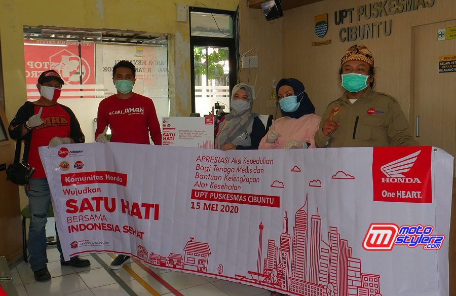 Aksi Donasi Berupa APD Juga Diberikan Ke UPT Puskesmas Cibuntu.