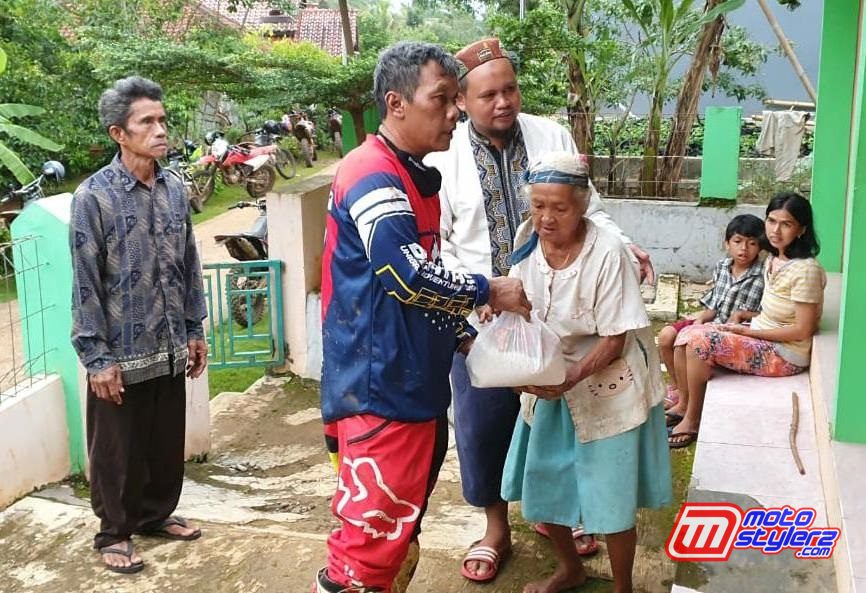 Momen Penyerahan Sembako-Dilakukan Dr H Yat Rospia Brata M.Si (Ketua Bratas Unigal & Rektor Unigal)