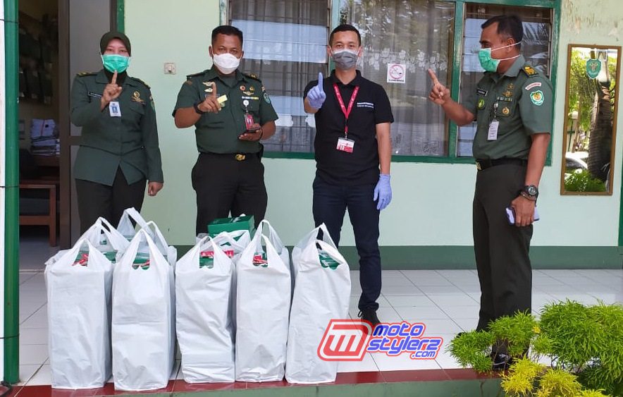 Pemberian Bantuan Nasi Box Di Rumah Sakit Dustira Cimahi