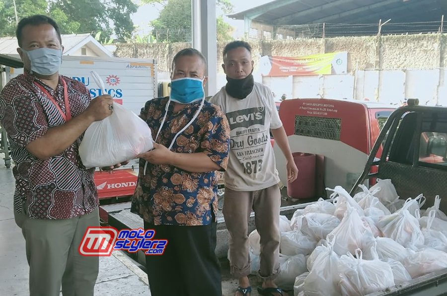 Pemberian Bantuan Sembako Untuk Masyarakat Sekitar Kantor PT Daya Adicipta Motora