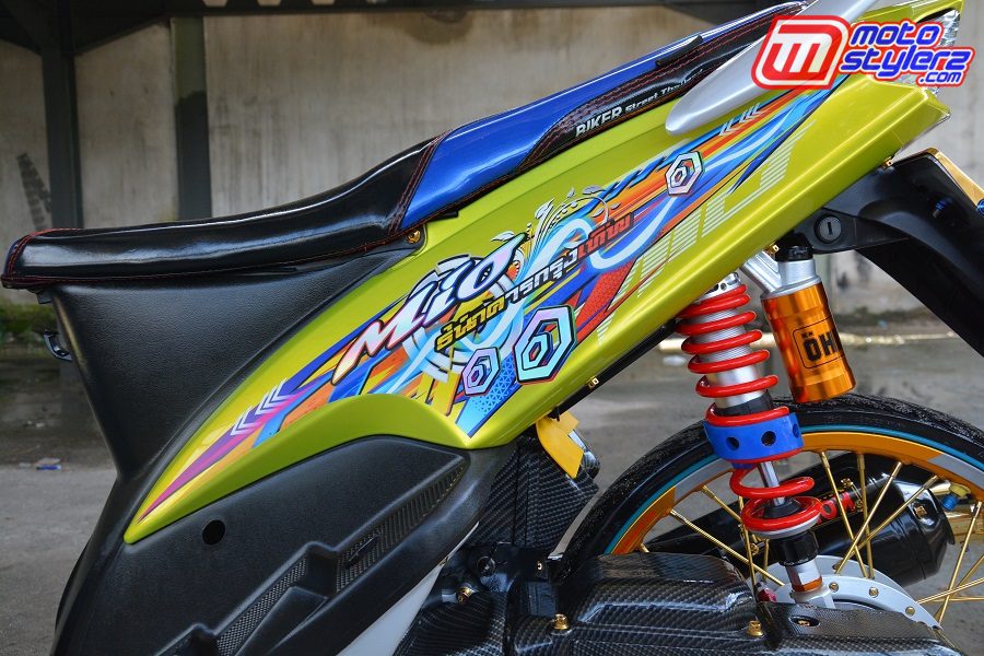 Uniform-Wajib Thailook, Dipertegas Desain Sticker Ransshop