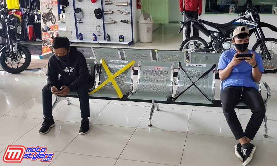 Ruang Tunggu-Menjaga Jarak Antar Konsumen