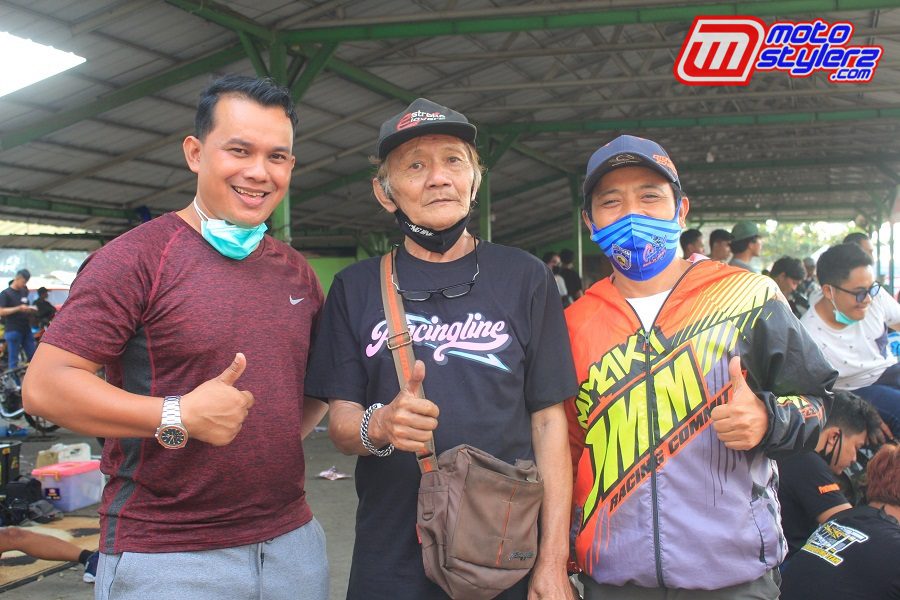 Yongi Setiadi (Tengah) Didampingi Sumber Agung Rizki (Penyelenggara) & Saeful Hidayat (JMM Motorsport)