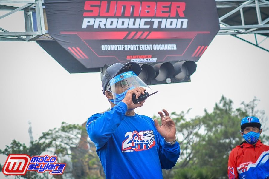 Racing Committee Dari JMM Motorsport Turut Memberikan Contoh Penerapan Protokol AKB-min