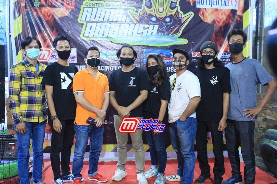 Denny Katriadi (Chief Operating Officer) didampingi Ayik (Manager), Jimy Setiawan (Owner) dan Tomy Faul (Rumah Airbrush)