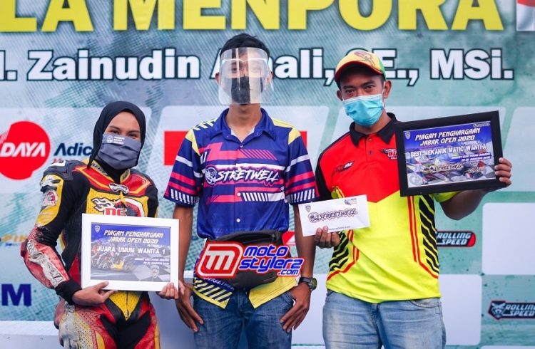 Fahmi (Tengah) Dari Management Street Well Menyerahkan Hadiah Juara Umum Kepada Fisichella KW & Speedco