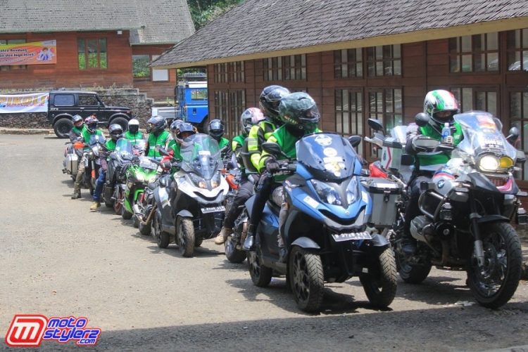 Peserta Pikoli Standarisasi Tata Cara Berkendara Sepeda Motor Berkelompok-Singgah Di Ciwidey Kabupaten Bandung