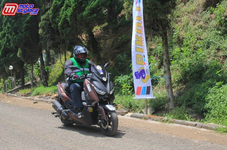 Peserta Turing Pikoli Standarisasi Tata Cara Berkendara Sepeda Motor Berkelompok-Dimanjakan Keindahan Alam Jawa Barat