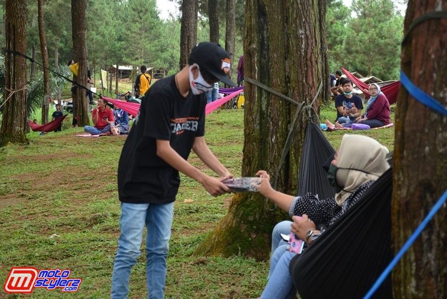 Bagi Bagi Masker Kepada Pengunjung Wisata Alam Batu Cakra-Bentuk Kampanye Protocol Kesehatan