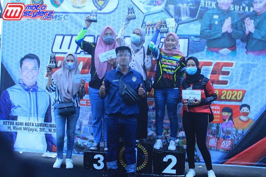 Hendri Dunant (Promotor AG Production) Bersama Jawara Matic 130cc Std Open Khusus Wanita