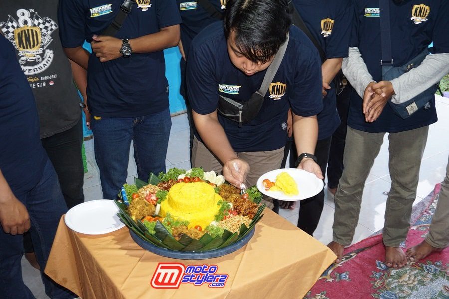 Proses Potong Tumpeng Oleh Bramantyo (Ketua KNJJ Bekasi)-Momen Sakral & Bahagia Di Tengah Kondisi Pandemic