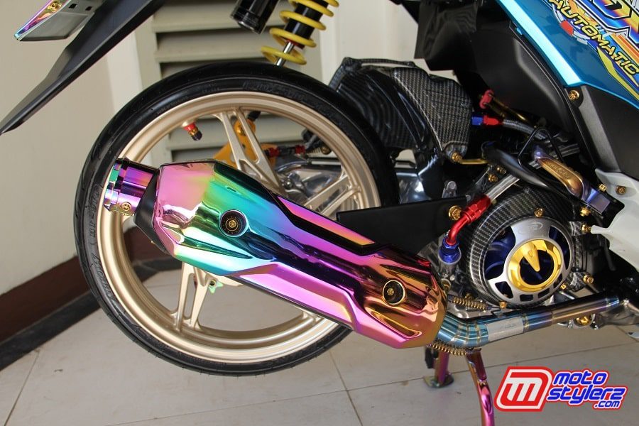 Tsukigi Muffler-Nyentrik Ditenmani Karbon Laminasi