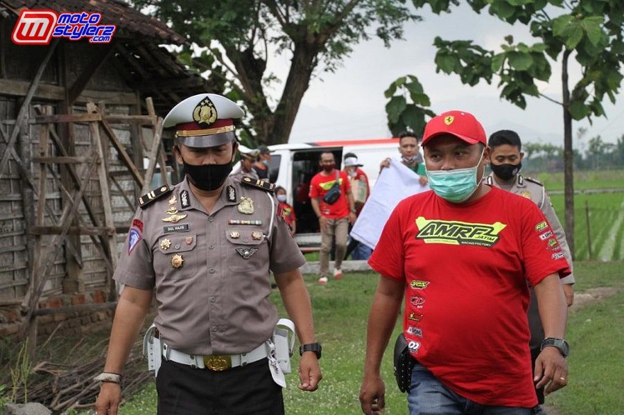 Iptu Dul Hajis & David Surya Saat Membagikan Bantuan