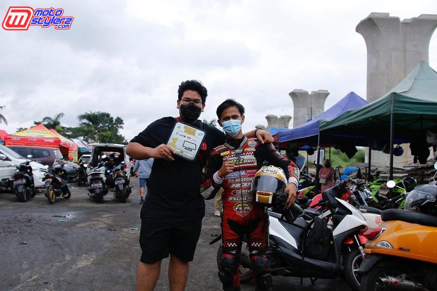 Adam (Owner Tim) & M Akbar (Pembalap)-Sabet Juara Matic Exclusive TU sd 250cc