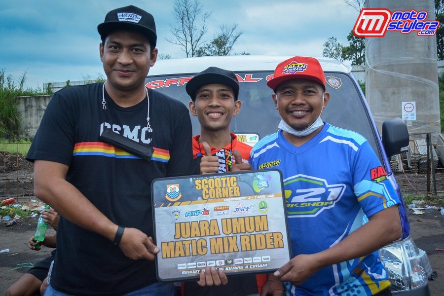 Bersama Ezza Ezot (Owner Tim Raisa 234) & Robby Rizaldi (Pembalap)-Raih Juara Umum Matic Mix Rider.