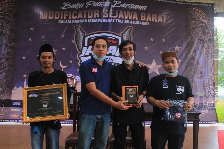 Bro Raiyen (Kabiro Motostylerz Sumbagsel)-Menyerahan Plakat Penghargaan Kepada MJB