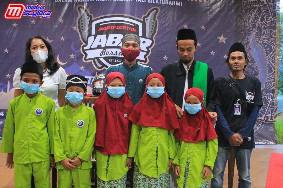 Santunan Anak Yatim-Diserahkan Oleh sis Lilian Ard's Custom (Perwakilan MJB Cirebon)