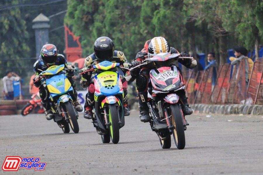 Persaingan ketat demi posisi terdepan