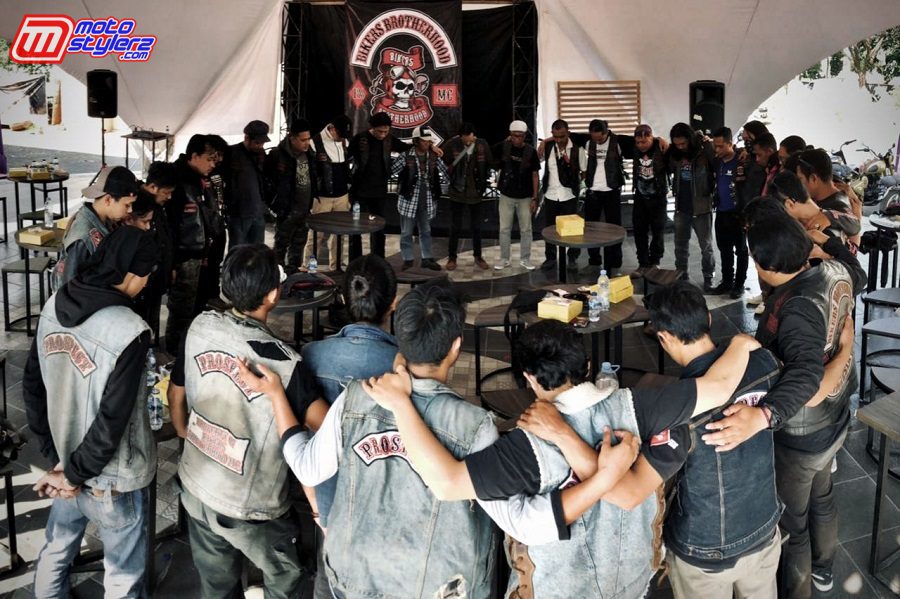 Doa Bersama Sebelum Lanjut Perjalan ke Cek Point Cirebon