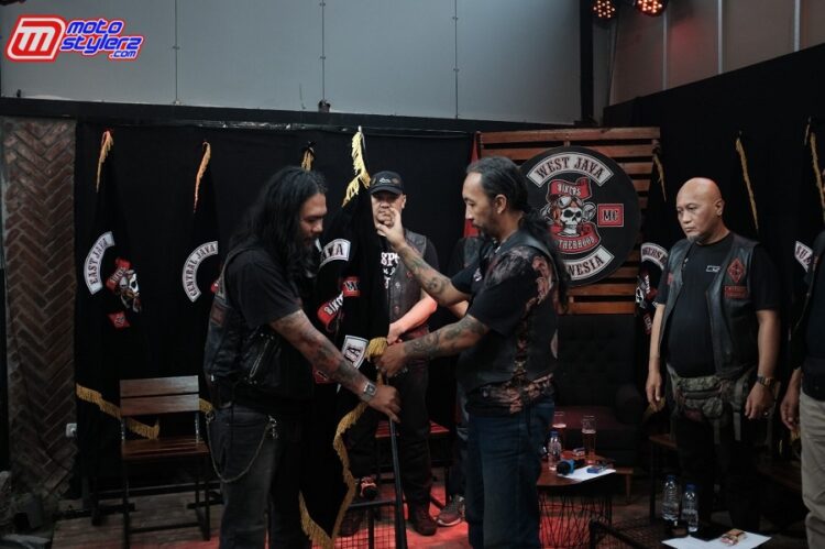 Penyematan Pataka dari Pegi Diar (El Presidente BB1%MC) Kepada Bro Ochund (Vice President West Java Chapter BB 1 % MC) Terpilih