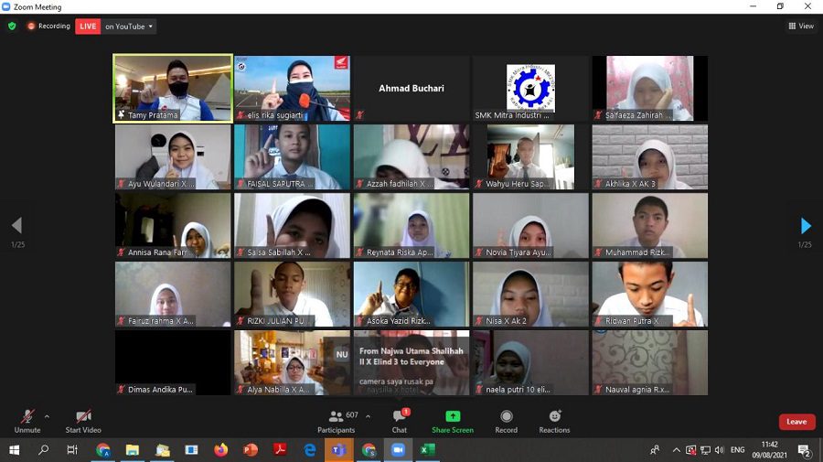 Foto bersama peserta dari SMK Industri MM2100 Cikarang dengan Instruktur Safety Riding DAM, Tamy Pratama