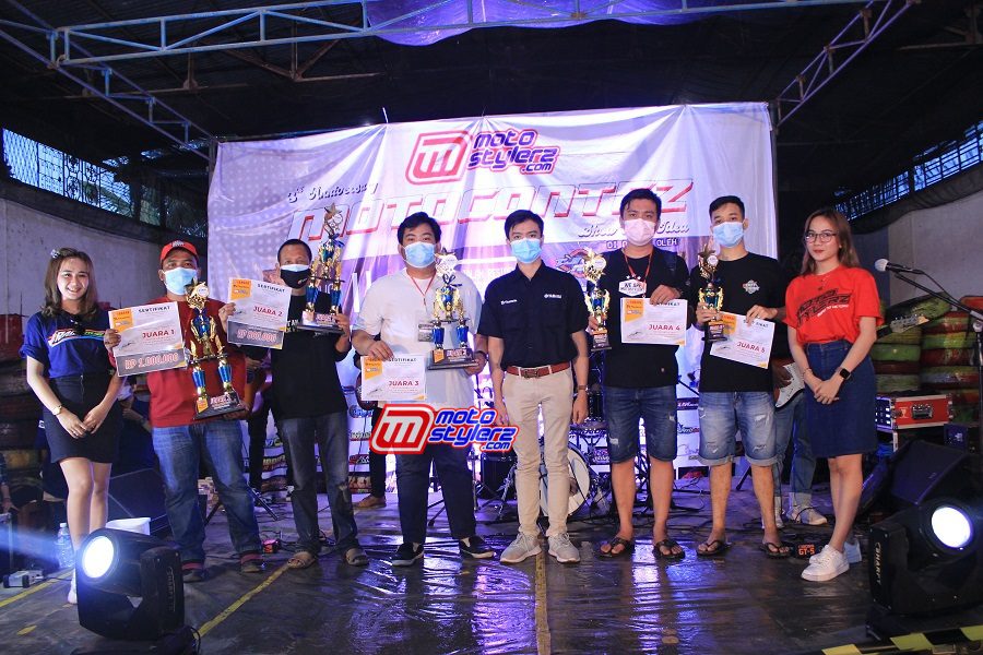 Juara Yamaha Modification-Diserahkan Oleh Wiranata Prahara Ilahi (Manager Promosi PT Thamrin Brothers)