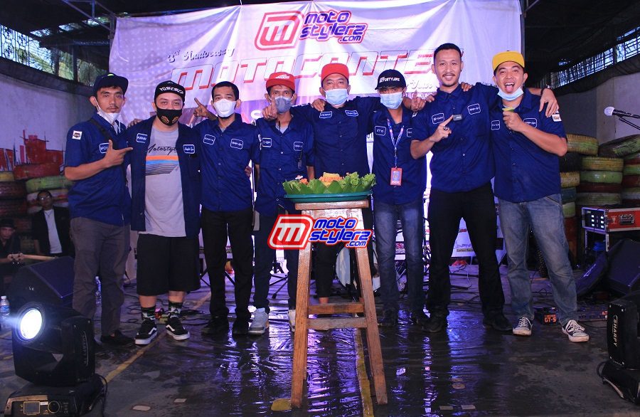 Potong Tumpeng-Menjadi Bentuk Syukur Perayaan Ultah Ketiga Motostylerz Di Dunia Otomoti Tanah Air