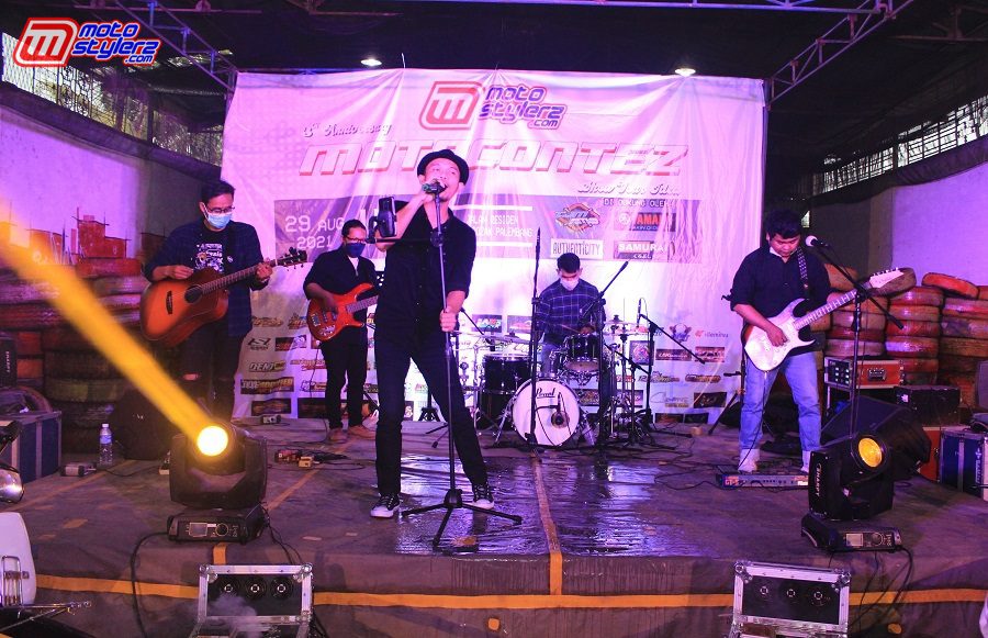 Perfrom Hoobasta Band-Diawaki Beni (Vocal), Nikson (Guitar 1), Julian Charol (Guitar 2), Ophan (Bassist) & M Reza (Drummer)