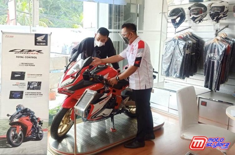 Wing Sales People (WSP) Dealer Honda Agung Motor 1 Cianjur sedang menjelaskan fitur-fitur unggulan Honda CBR250RR kepada konsumen